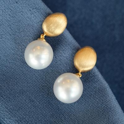 China Fashionable Dangling Pearl Earrings 18K Gold Brushed Finish for sale