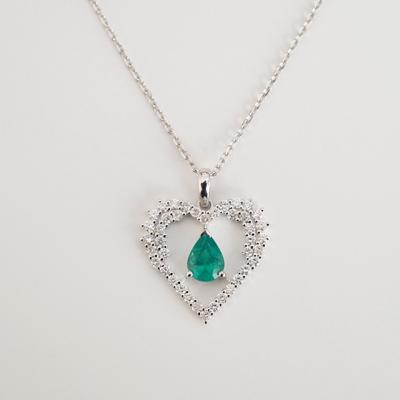 China Charm Diamond Heart Necklace Pear Cut Emerald In 14K White Gold Proposal Gift Necklace For Girlfriend for sale