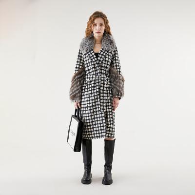 China Anti-wrinkle style European fashion black and white grid cashmere coat with fur for sale