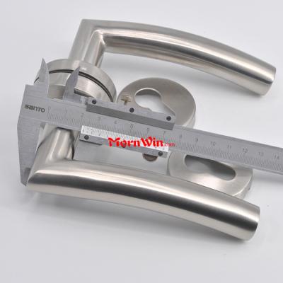 China Modern 22mm 304 Tube Stainless Steel Interior Lever Brushed Satin Door Handles for sale