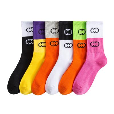 China Viable Fashion Street Letter Pattern Two Contrast Colors On Leg School Girl Women Cotton Crew Socks for sale