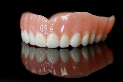 China Dentes de sucção projetados para um ajuste seguro e maior conforto oferecendo uma solução ideal para usuários de dentaduras removíveis à venda