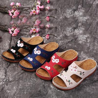 China Fashion Trend Lasted Hollow Slippers Tilt Heel Designers Shape Trend Leisure Embroidery Women's Slipper for sale