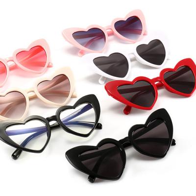 China 2021 New Sunlight Women's Sunglasses Gradient Love Mirror Heart Shaped Frame Polarized Sun Glasses for sale