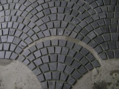 China Black Slate Fan Shape Flagstone Walkway Patio Stones Meshed Flagstone Pavers Slate Mat for sale