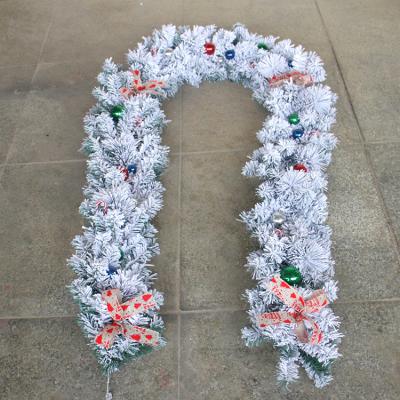 China China Professional High End Christmas Wreaths Supplier Decorative Christmas Garland With Snow Set for sale