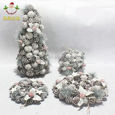 China Good Quality Environmental Friendly Christmas Decorations Handcrafted Mini Pentagon Christmas Tree Decoration with Natural Pinecones Christmas Wreath for sale