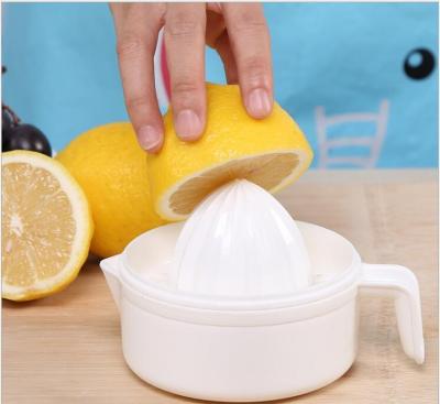 China Hot Selling Promotional Freshness Preservation Plastic Household Goods Hand-operated Fruit Squeezer for sale