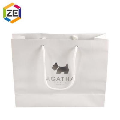 China Recyclable Hot White Color Horizontal Boutique T-shirt Packaging Vending Paper Bags for sale