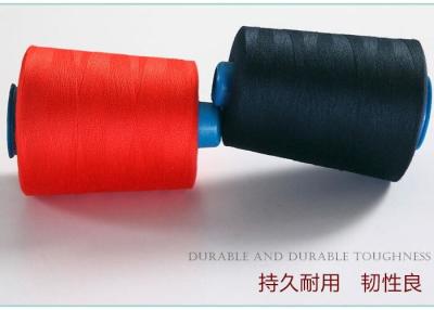 China 100% duurzame Ring Gesponnen Polyester Naaiende Draad 40s/2 met Geverfte Buizen voor Kledingstukfabriek Te koop