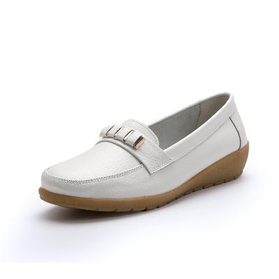 China Large Size Lightweight Women's Leather Trim Soft Flat Unique Women's Stylish Shoes Casual Shoes for sale