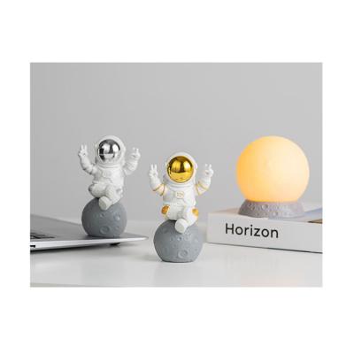 China Cute Funny Europe Astronaut Bookend Ornaments Cheap Customized Cosmonaut Model Resin Crafts For Home Office for sale