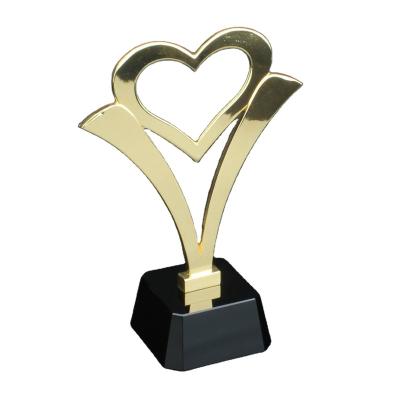 China Wholesale Hot Selling Eco-friendly Europe Metal Football Heart Trophy Factory Price Goddess Metal Trophy Hitop for sale