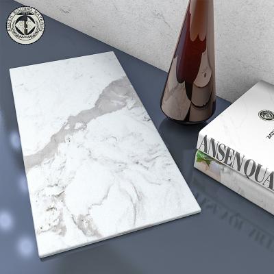 中国 Artificial Calacatta Marble Vein Natural Design Kitchen Countertop Quartz Vanity Counter Top 販売のため