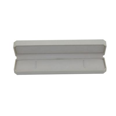 China Recyclable High Quality Exquisite Gift Box With Clear Layers And Long Pattern White Leather Jewelry Box for sale