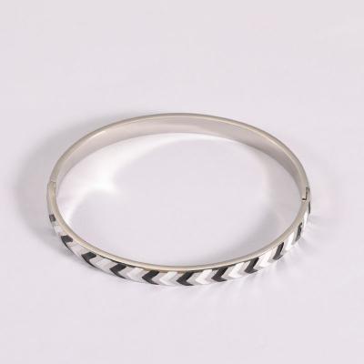 China Custom High Quality Punk Style Vintage Jewelry Oval Stainless Steel Bracelets Engraved Two Tone Black and White Tone Enamel Pattern Bracelet for sale