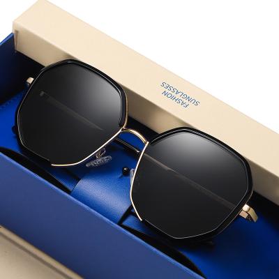 China 2020 Trendy Polarized Sunglasses Women Sun Glass Metal Rhinestone Sun Glasses for sale