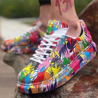 China 2021 Newest Fashion PU Women Men Casual Shoes Graffiti Canvas Sneakers Couple Shoes Outdoor Panel Running Shoes for sale