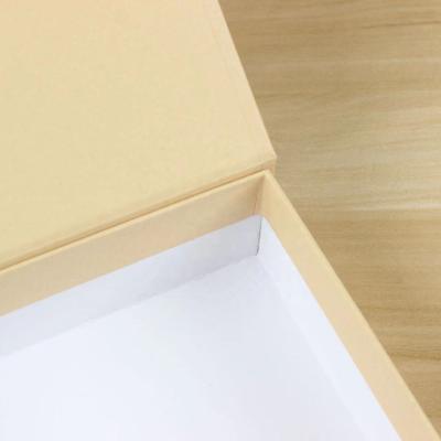 China Wholesale Custom Recyclable Boxes with Logo Packaging for Clothes T-shirts Magnetic Lid Luxury Christmas Gift Box Brown White for sale