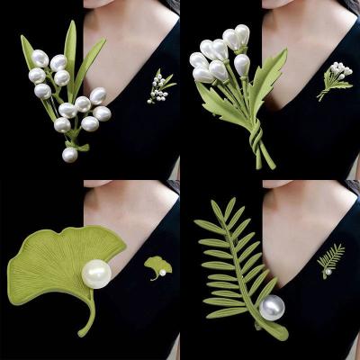 China XZ21001 Trendy Fashion Jewelry Green Tropical Leaves Flower Spray Paint Alloy Pearl Brooches Pins Women Jewelry Custom for sale