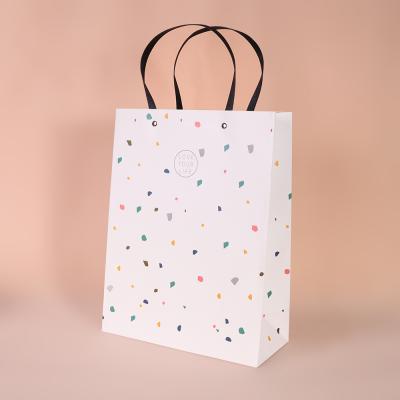 China 2020 new logo handled printing white paper gift packaging packging bags with paper handles for sale