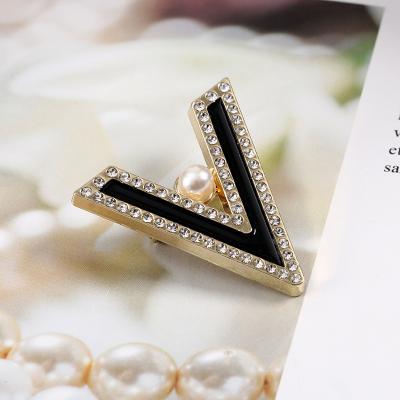 China The retro designer inspired by luxury famous brand Cc Brooches And simple/fashion wholesale price women letter cc brooch pin pins for sale