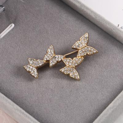 China Retro simple/fashion female gold butterfly fashion rhinestone brooch pearl brooch wedding party clothing accessories for sale