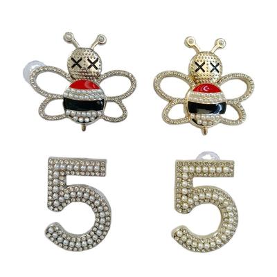 China Luxury Bee ALLOY Pearl Rhinestone Gold Sliver Rhinestone Brooches Number 5 Pin Brooches/Metal Women Name Brooch Pin/Letter Brooch Pin for sale