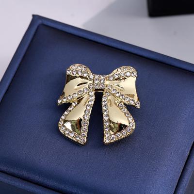 China Retro simple/fashion gold female bow fashion brooch wholesale rhinestone pearl brooch wedding party clothing accessories for sale