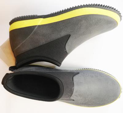 China Quick-drying Wholesale Hot Selling Waterproof Mens Ladies Low Sole Rubber Shoes for sale