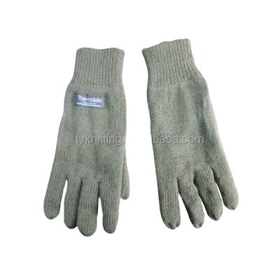 China Simple winter men's handmade knitted gloves with woven label for sale