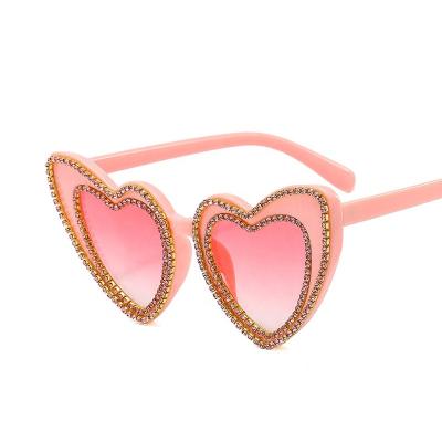 China Fashion Sunglasses 2022 New Arrival Anti-UV Women Eyewear Fashion Cat Eye Sunglasses Vintage Heart Shape Rhinestone Diamond Travel Sun Glasses for sale