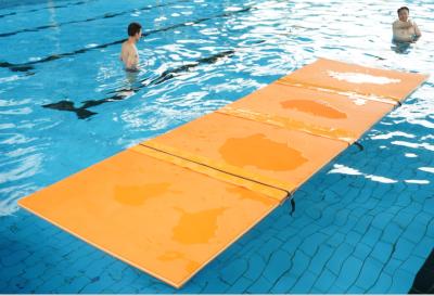 Cina Cella chiusa 9x6 Spliced Mat piscina galleggiante schiuma Multilayer XPE Pad per la spiaggia in vendita