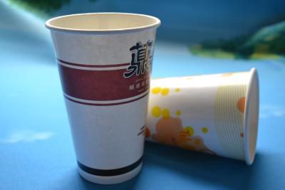 Cina bianco eliminabile delle tazze di carta del caffè 12OZ da solo con il coperchio dei cappuccini in vendita