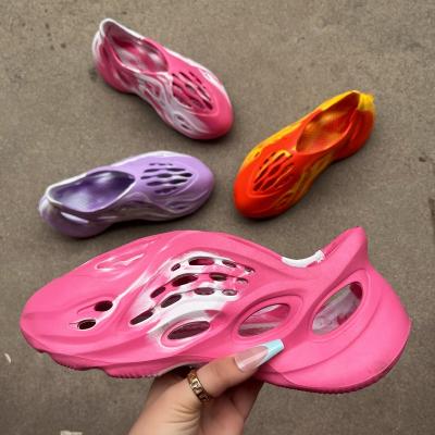 China Around the purple 2022 customize the new hot-selling yeezy slippers of the universal men's and women's slipper for sale