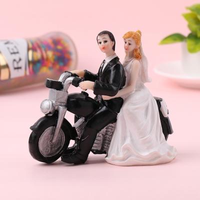 China Festival Decoration Selection Wedding Cake Dolls Resin Cake Toppers Cake Decorations Motorcycle Wedding Look Resin Crafts For Bride and Groom for sale