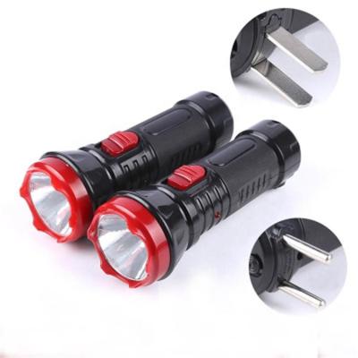 China Cheap Portable ABS led torch light built-in charging plug rechargeable 1W flashlight outdoor home emergency plastic flashlight Te koop