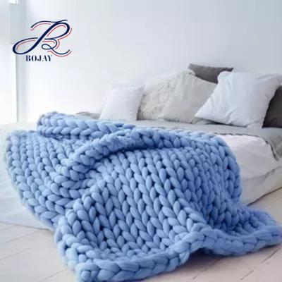 China Anti-pilling Super Soft Winter Season 21Micron Merino 100% Chunky Arm Knitting Knit Blankets for sale