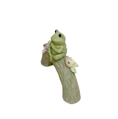 China Artificial HOME DECOR RESIN PRAYER FROG ON A LOG FIGURINE STATUE for sale