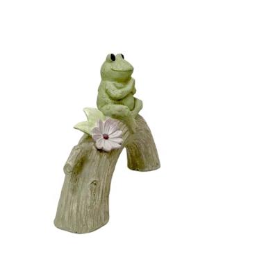 China Artificial DECORATIVE RESIN PRAYER FROG ON A LOG FIGURINE STATUE for sale