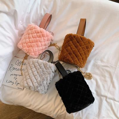 China Waterproof Plush Bucket Handbag Diamond Lattice Fur Drawstring Women Bag Women Handbag Cross - Body Bag Totes for sale