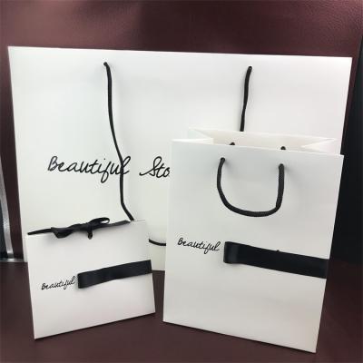 China Handmade Wholesale Custom Printed Black Luxury Shopping Paper Gift Bag With Handle for sale