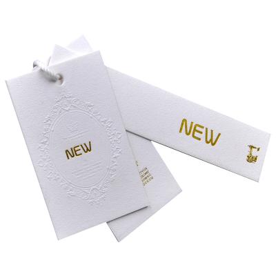 Chine custom embossed logo paper card recycled garment tags paper hang tag à vendre