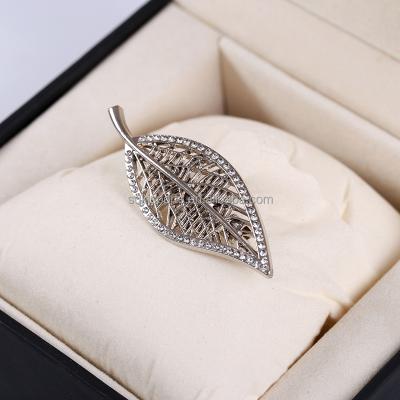 China Custom ALLOY Gold Brooches Ribbon Pins Brooches Badges Rhinestone Rhinestone Flower Brooches Cute Multicolor Jewelry For Wedding for sale