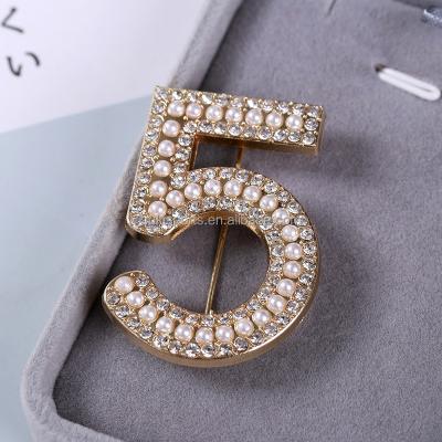 China New Design ALLOY Number 5 Lapel Pin Brooch For Game Competition Jewelry Bulk Apparel Jewelry For Wedding for sale