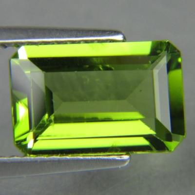 China 9X7MM 2.4carat Emerald Cut Peridot Loose Gemstones 100% Natural for sale