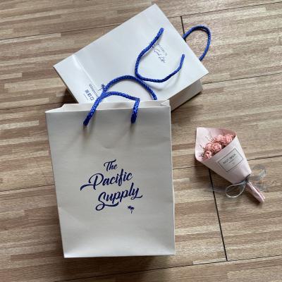 China High Quality Recyclable White Paper Handbag Gift Packaging Shopping Bags With Handles for sale