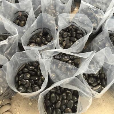 China Home Decorative Stone Pebbles Black Polished River Rocks For Gardening for sale