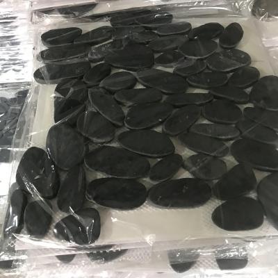 China Modern Sliced ​​Flat Black Round River Pebble Mosaic Stone Tile Chips Stone Tactile Concrete Stone for sale