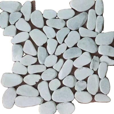 China Modern Landscaping Flat Pebble Tiles Natural River Rocks Pebble Mosaic for sale